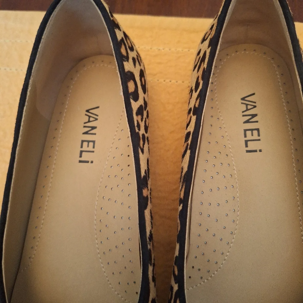 NWOT Vaneli Women's Leopard Print Flats Real Fur Sz 8 Wide